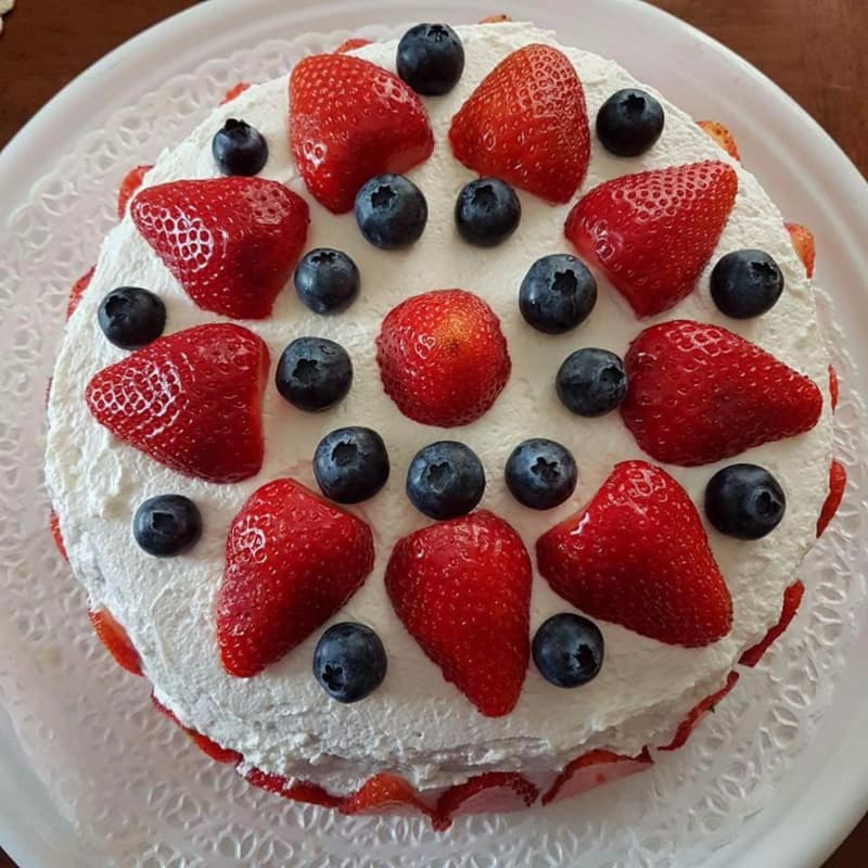 Torta de esponja fresas crema y arándanos