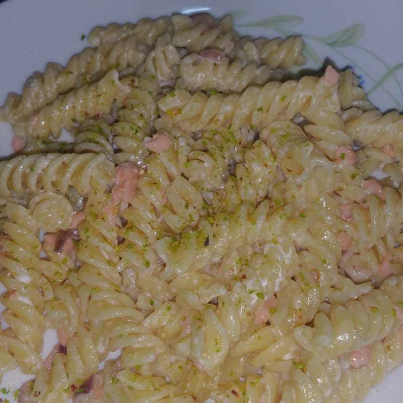 fusilli salmón y queso gorgonzola