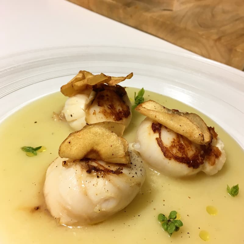 Scallops with cream of topinambur