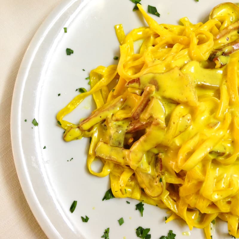 Linguini con tocino, champiñones, crema y azafrán