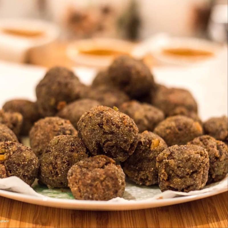 Polpette di Quinoa rossa e piselli con crema e salsa