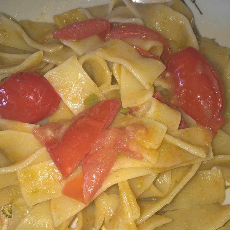 Noodles with cream of tomato and potatoes and fresh tomatoes