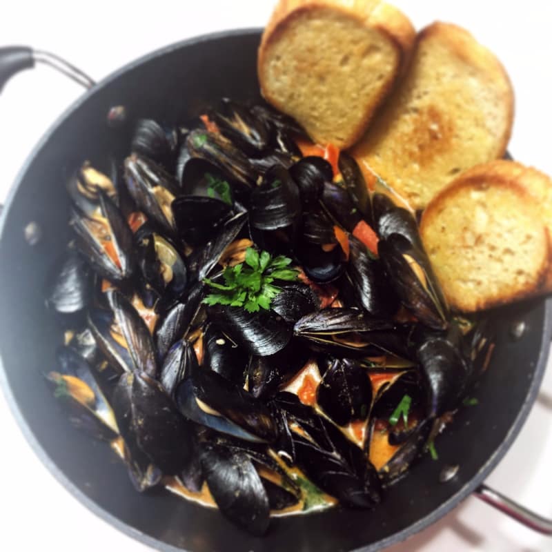 mejillones salpicado de tomates