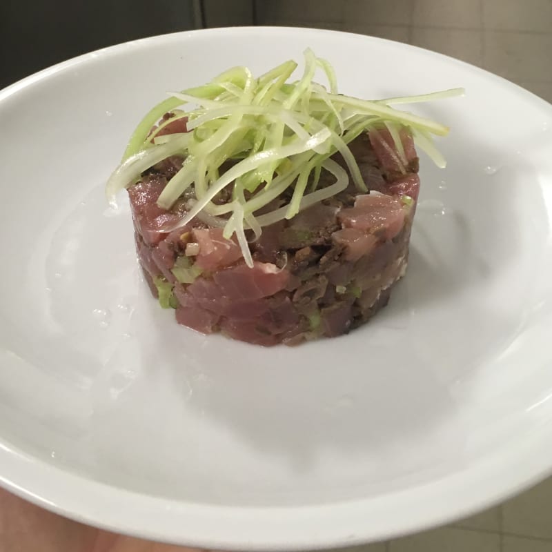 Tartar de atún con aceitunas y el apio