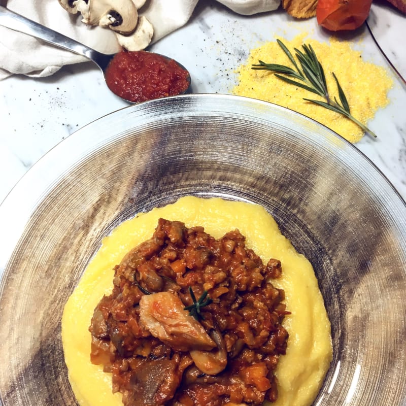 Polenta con salchichas y setas