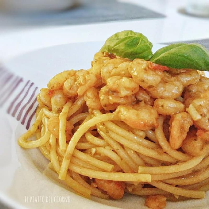 Spaghettoni con pesto alla genovese, gamberetti e pomodorini