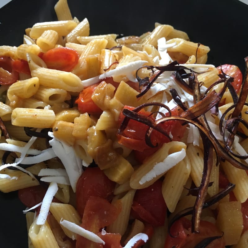 berenjena pasta, tomates cherry y ricotta salata