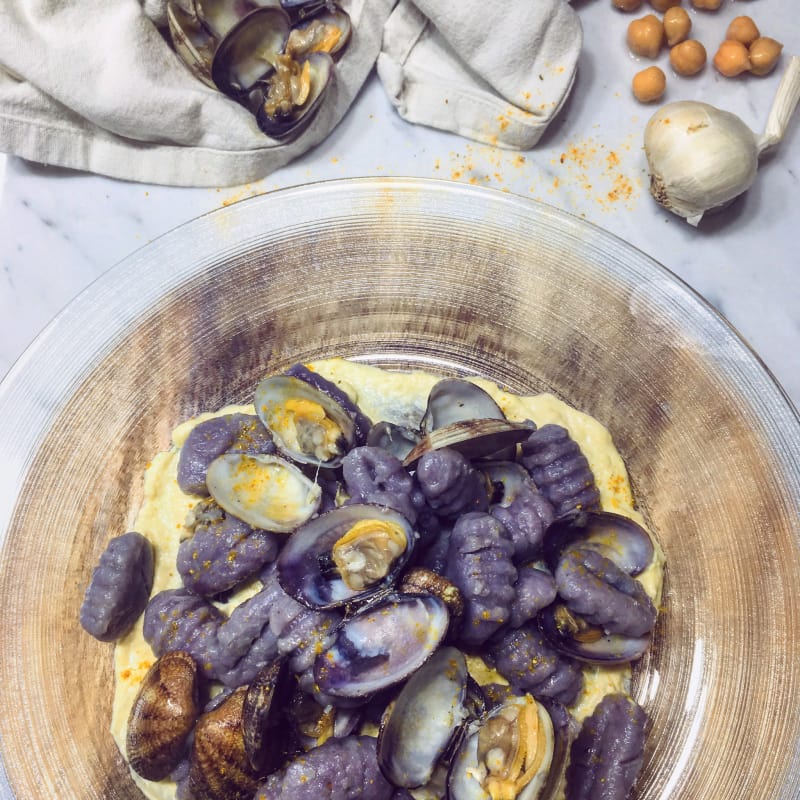 Gnocchi de papas moradas, almejas y crema de garbanzos