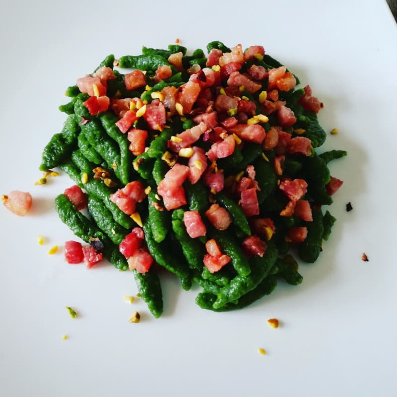 Spätzle con tocino crujiente y pistacho