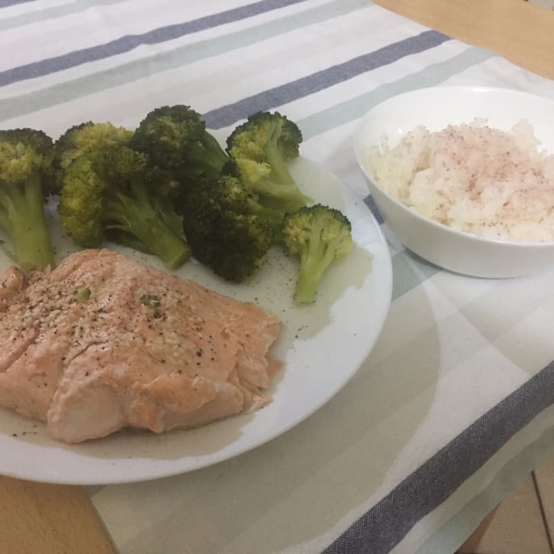 Salmón y brócoli al vapor de pimiento verde