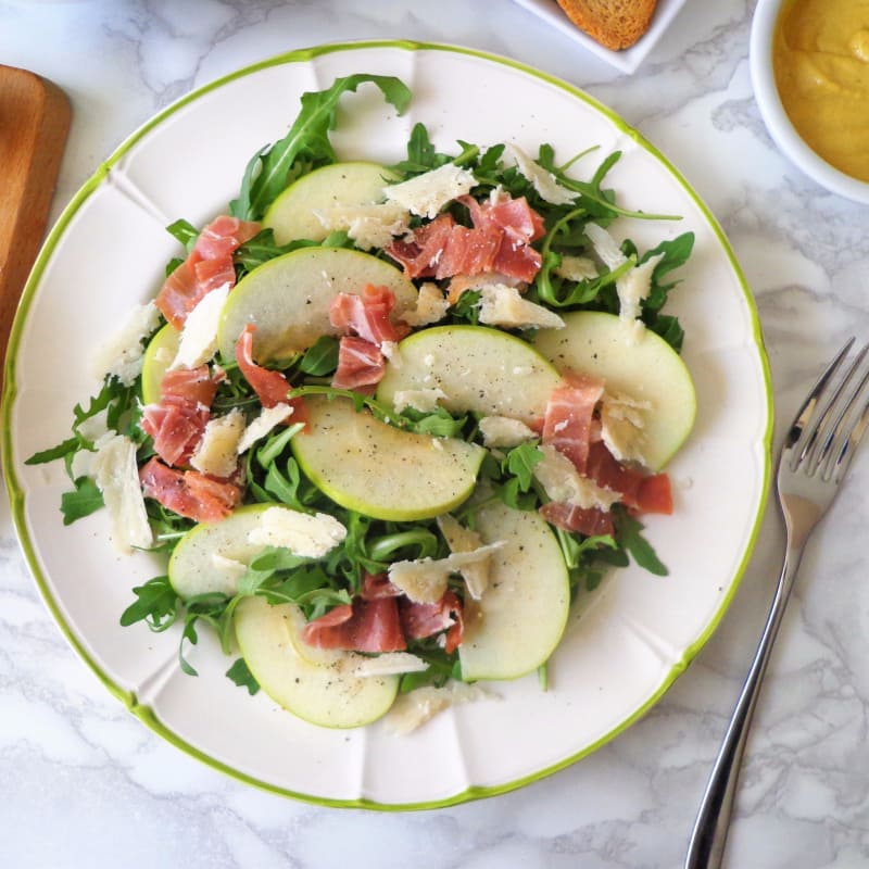 ensalada de rúcula con jamón, manzanas verdes y queso parmesano