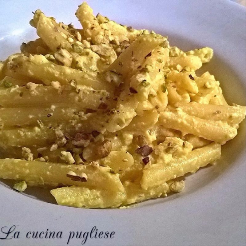 Pasta con ricotta, zafferano e granella di pistacchi