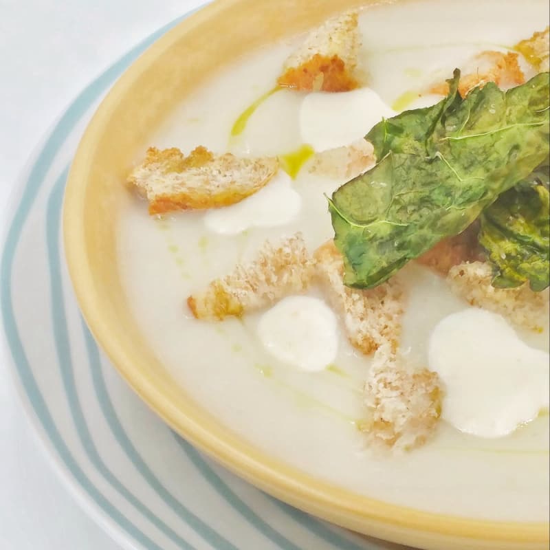 Crema de coliflor con crema de parmesano, kale chips