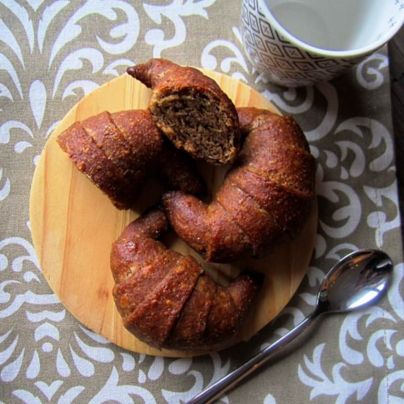 Croissant de mantequilla de avellana escanda