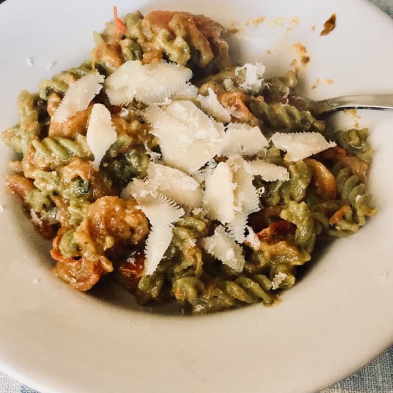 Pasta di piselli bio con pesto di basilico, pomodorini e scaglie