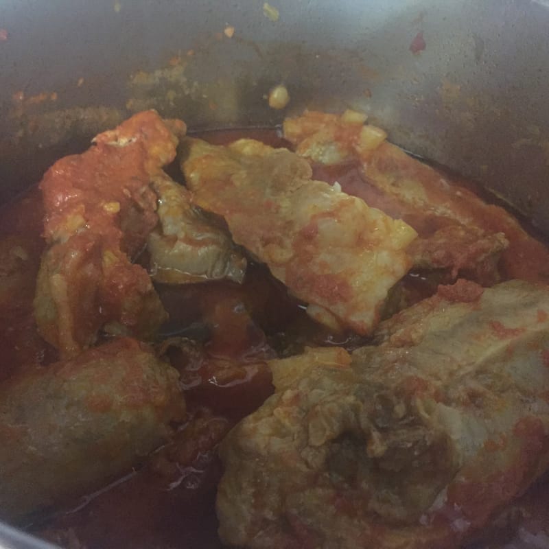 Salsa de tomate con costillas y salchichas