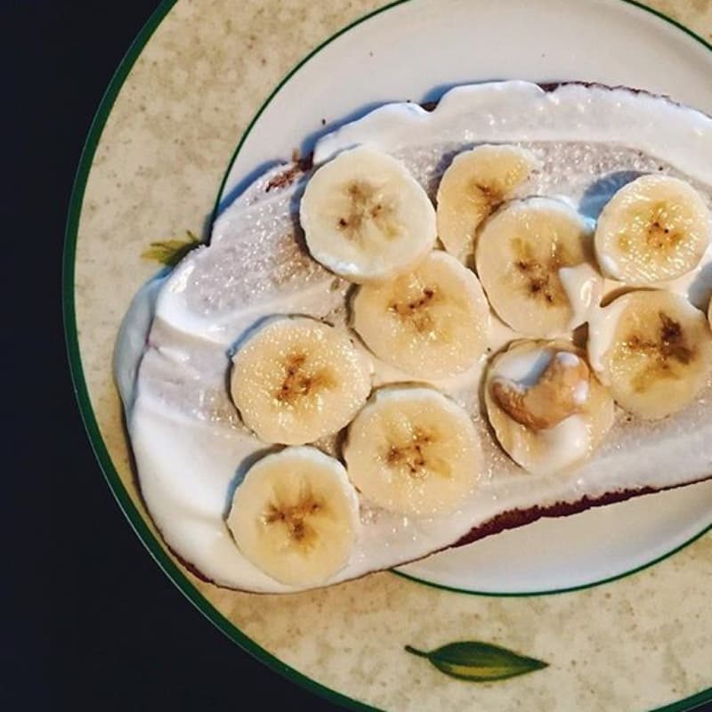 El pan de centeno, el yogur y el plátano