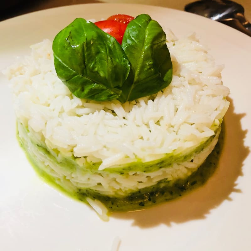 arroz basmati con capas de puré de calabacín y albahaca