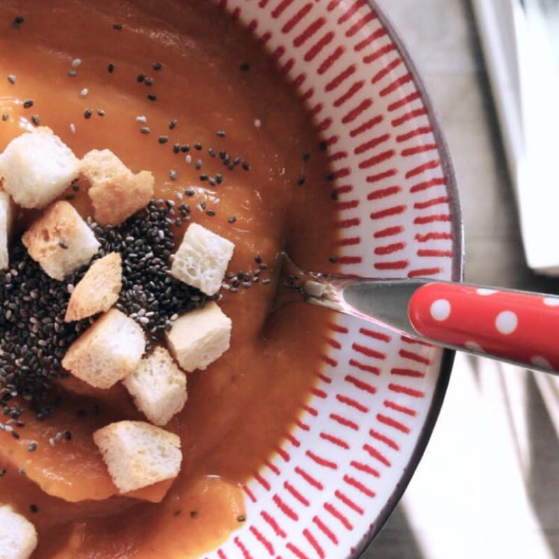 Vellutata di zucca e porro con crostini di pane e semi di chia