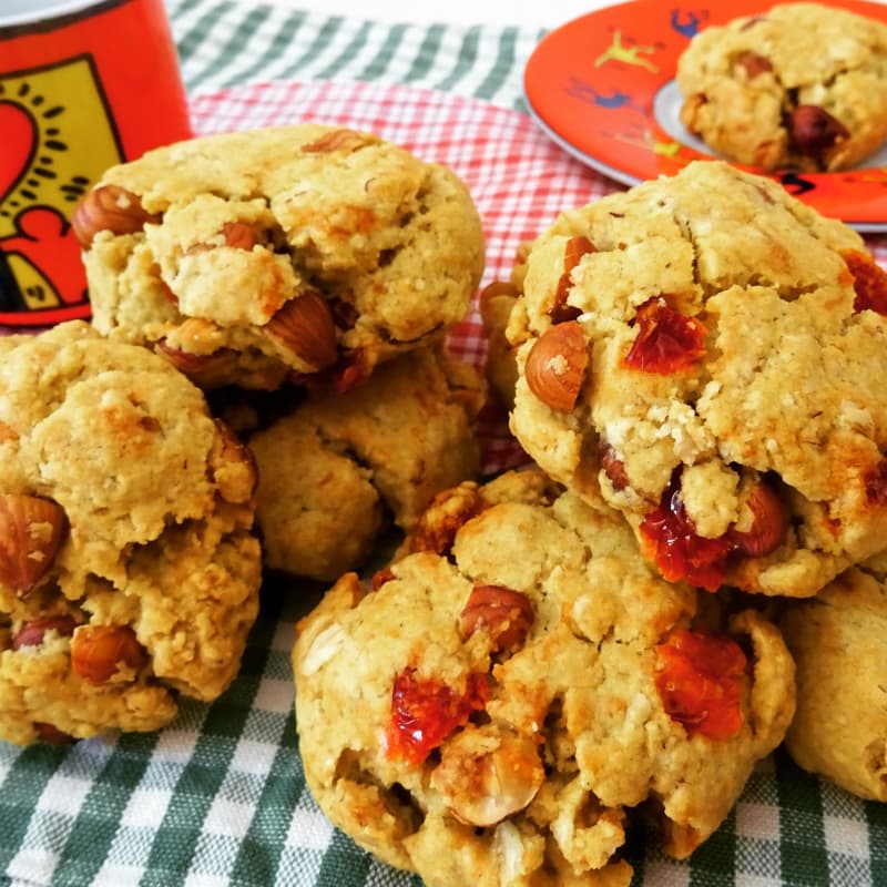 Oat biscuits with hazelnuts and raisins