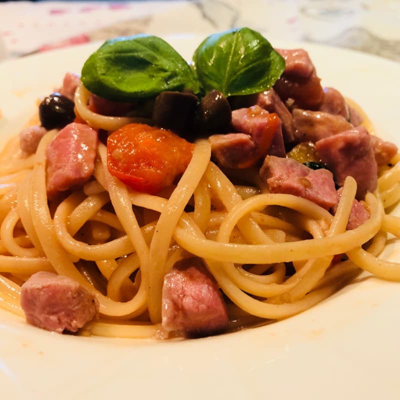 Linguini con atún, tomate y aceitunas frescas de la cereza