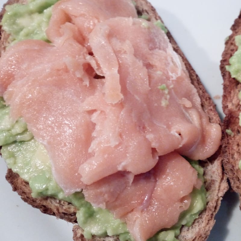 Aguacate tostadas con salmón