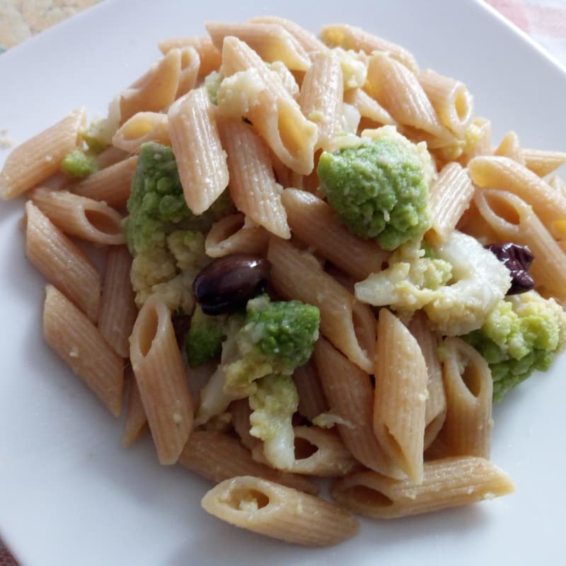 Half-length penne pasta with anchovies and Romanesco broccoli