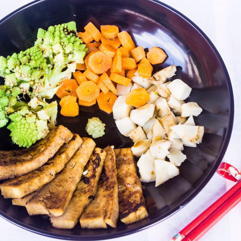 Tofu grigliato in salsa Teriyaki con ortaggi al vapore