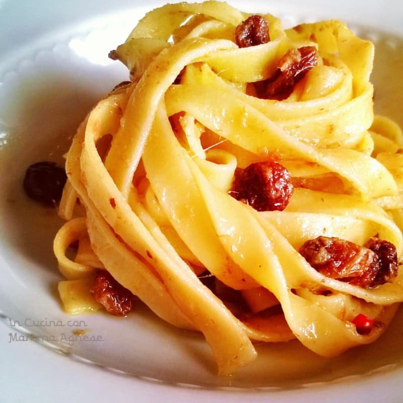 Linguini con sardinas para el año de la comida italiana