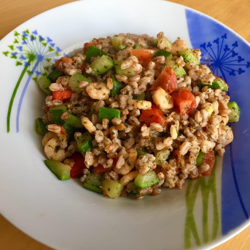 Farro con camarones, calabacín y tomates cherry