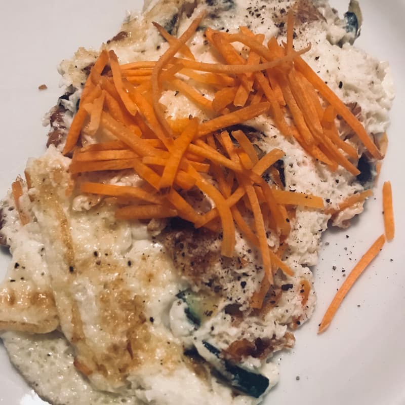 White omelette with zucchini, spelled and carrots