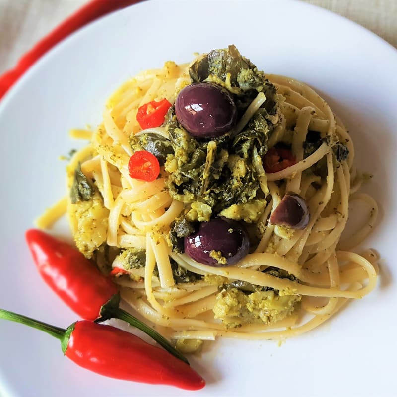 Linguine piccanti con broccoli e olive nere