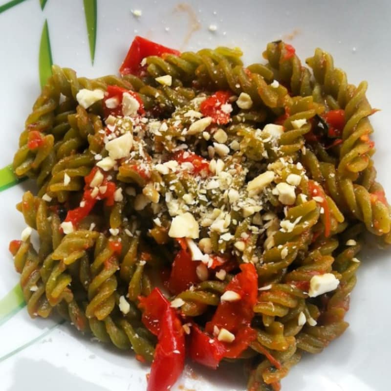 la pasta de guisantes con tomates y almendras