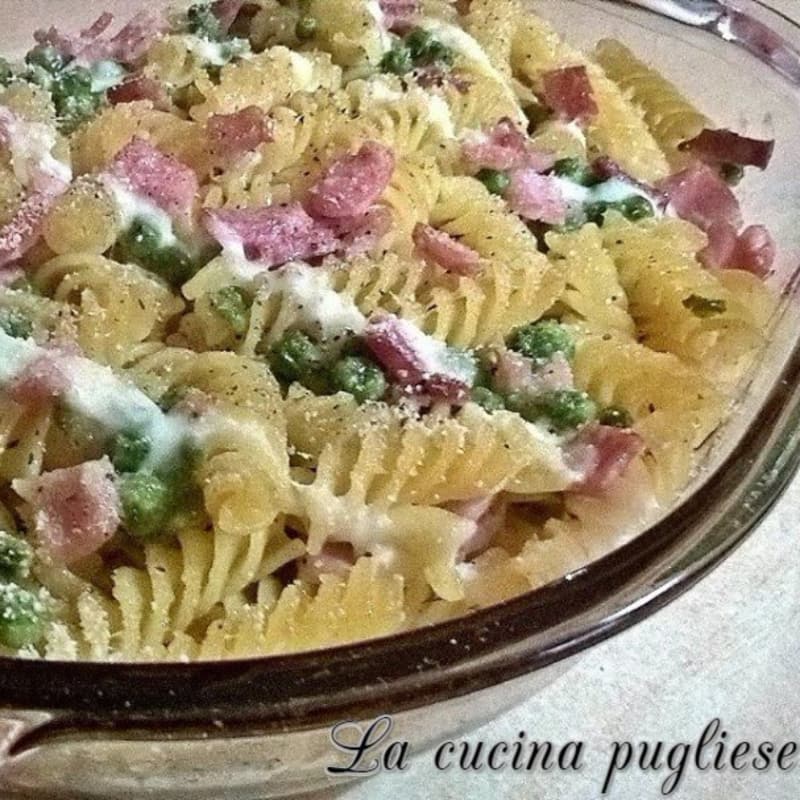 Pasta al forno con piselli prosciutto cotto e besciamella ricetta