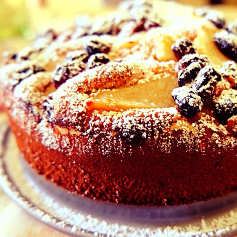 Spicy cake with pear and raisins