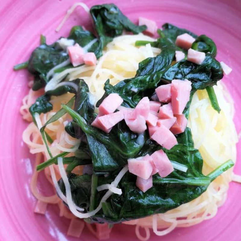 Macarrones Campofilone con espinacas y mortadela