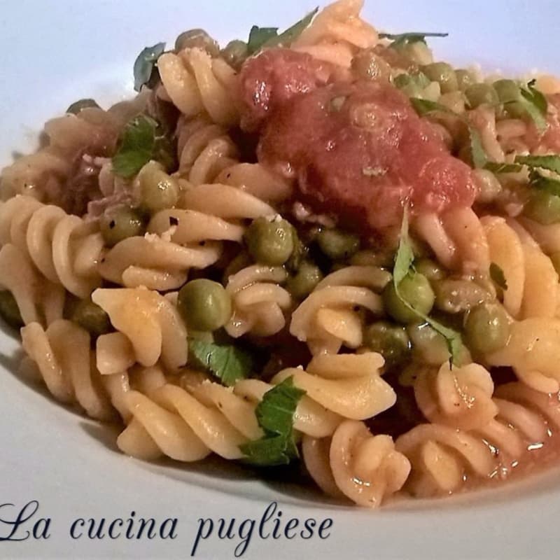 Pasta con atún y guisantes