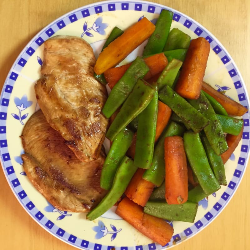 Pollo con zanahorias y arvejas de soja