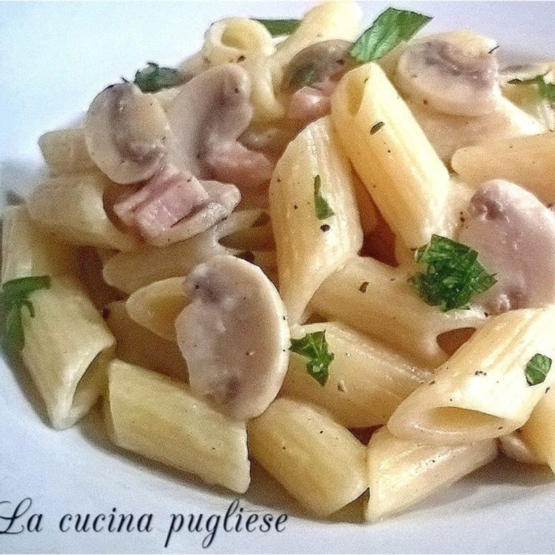 Pasta with champignon mushrooms, cooked ham and robiola