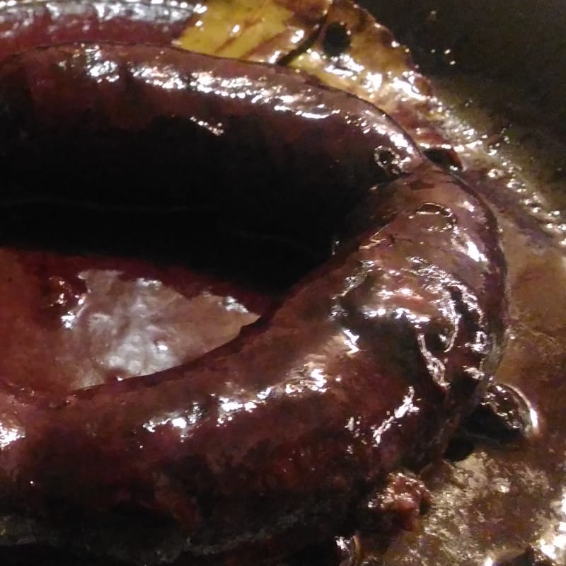 Liver sausages in red wine