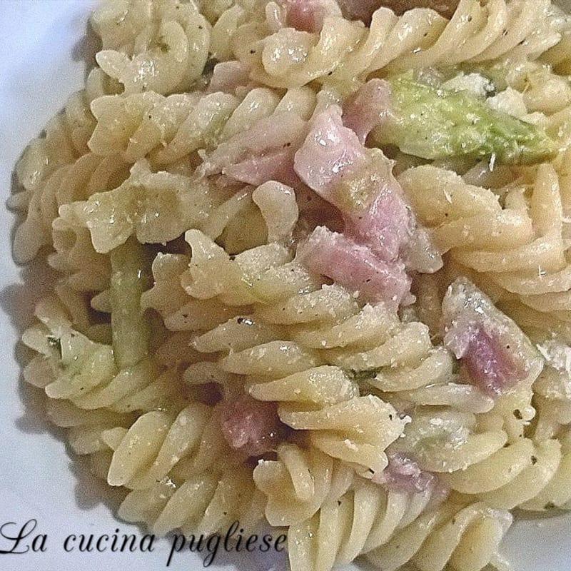 Pasta risotto with asparagus and bacon