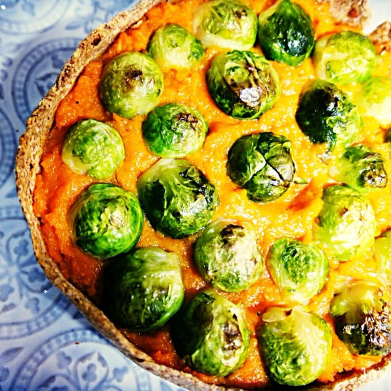 Tarta entera salada con puré de patata americano y brotes bru