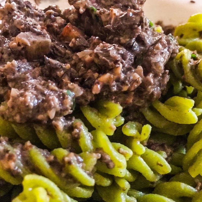 Pasta de harina de guisantes con crema de champiñones.