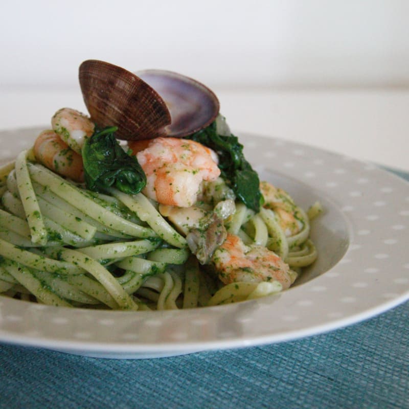 Linguine with prawns and clams in green sauce