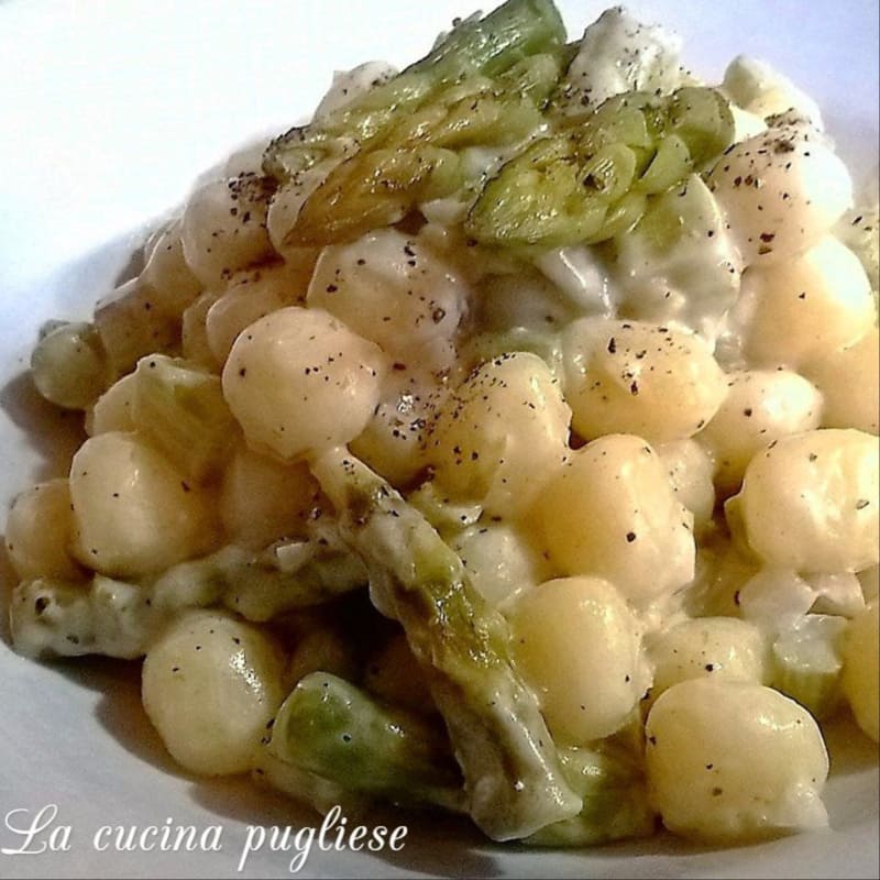 Gnocchi with asparagus and robiola