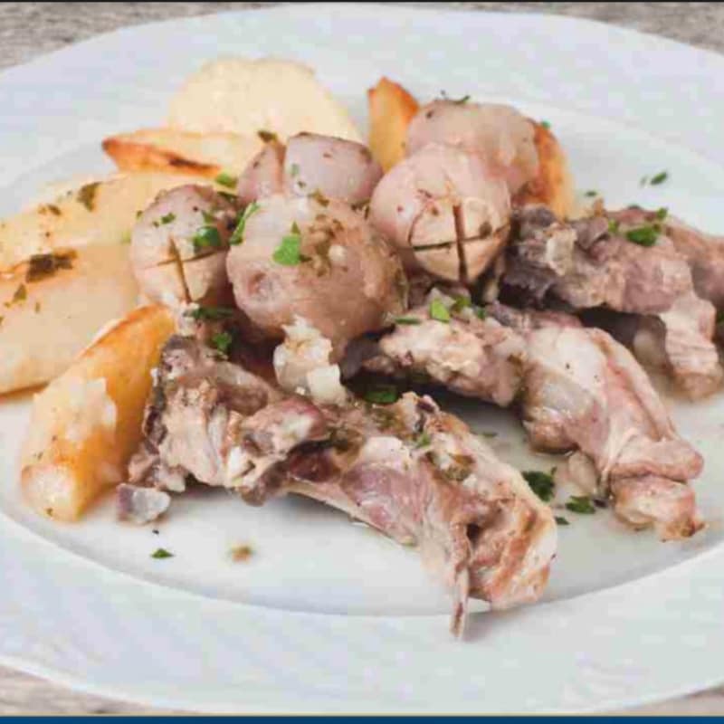 Agnello con patate e lampascioni al forno