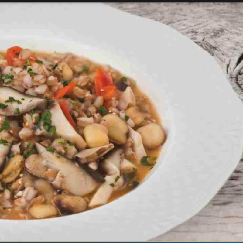 Zuppa di farro con cicerchie e cardoncelli