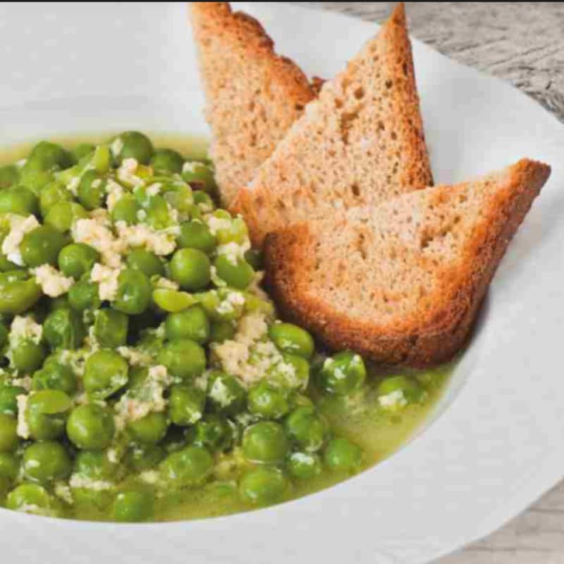 Minestra di piselli con uova e formaggio