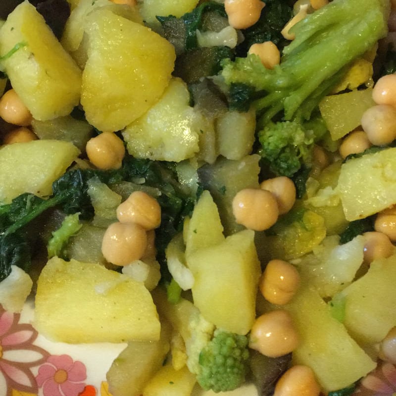 Papas con verduras y garbanzos