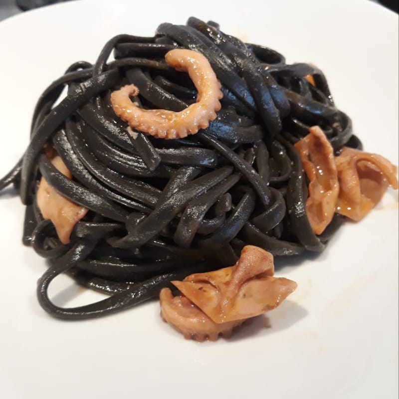 Bavette al nero con calamari e polipetti